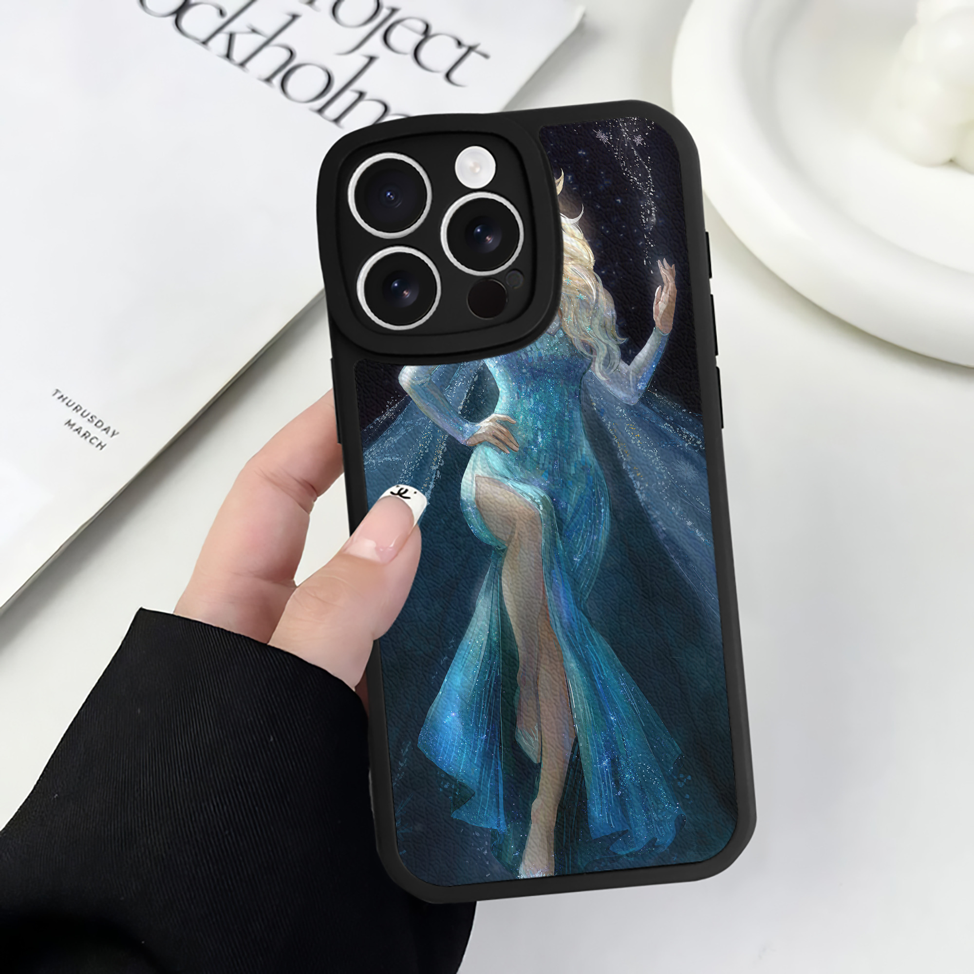 （画像用） アナと雪の女王 アンナ エルサ Frozen Anna Elsa 【iPhone 16シリーズ対応】シリコンスマホケース（レザー調） 材質：シリコン